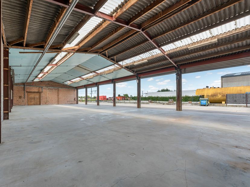 Opslagplaats met een oppervlakte van 360 m2 te huur in Wevelgem!<br />
De ruimte is voorzien van 6 sectionale poorten met een hoogte van 3,8m. Er is e