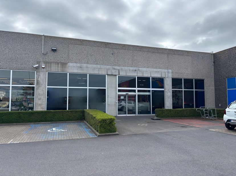 Unité commerciale à louer sur un axe fréquenté, Torhoutsesteenweg 638B à Ostende, proche de grandes enseignes comme LeenBakker, Dreamland, Maxi Zoo et