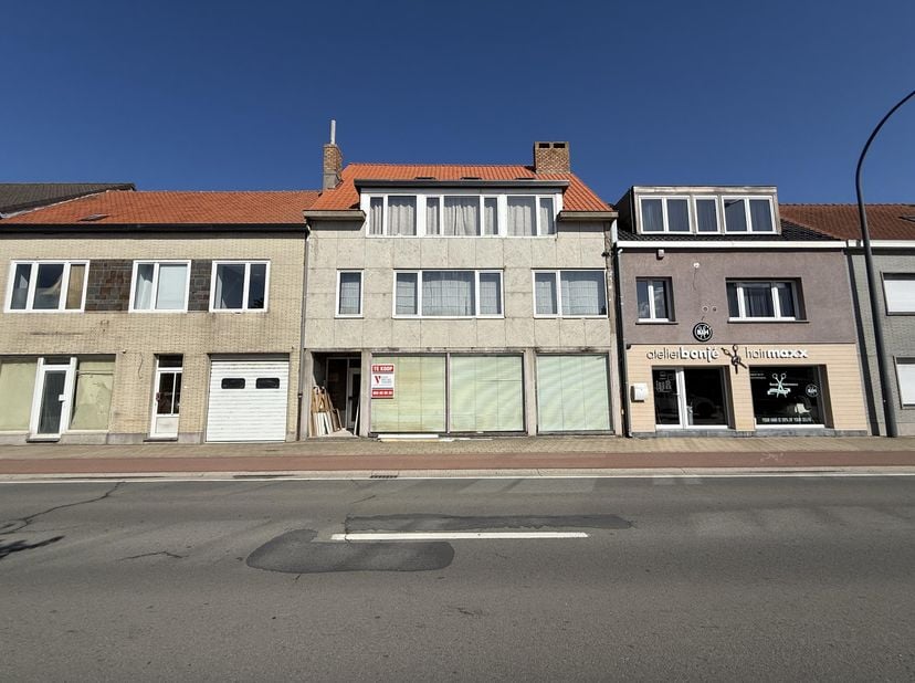Dit ruime pand beschikt over een renovatiepotentieel - dankzij de strategische ligging nabij belangrijke invalswegen geniet je van een vlotte verbindi