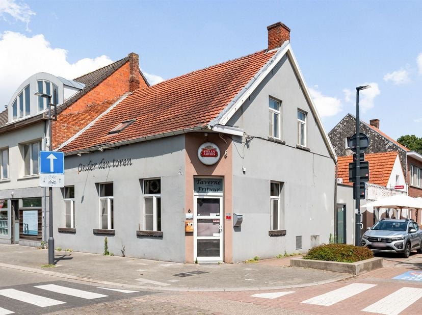 Handelspand met woonst in het centrum van Wuustwezel-Gooreind <br />
<br />
Deze centraal gelegen handelsruimte met woonst, op een goed bereikbare l