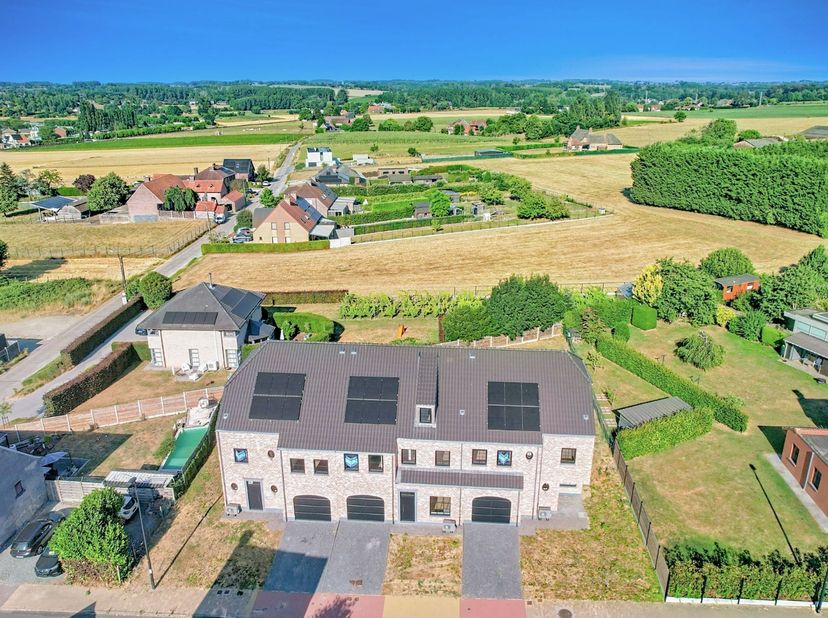 Unieke parel op de markt! Deze mooie nieuwbouwwoning in charmante pastorijstijl zal menigeen bekoren door zijn tijdloze elegantie, hoogwaardige afwerk