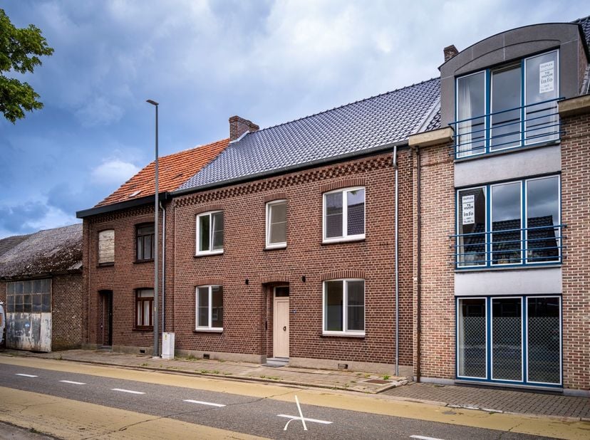 Deze verrassend ruime stadswoning bevindt zich op een uitstekende locatie in het centrum van Maaseik, op wandelafstand van de Markt, winkels, horeca e