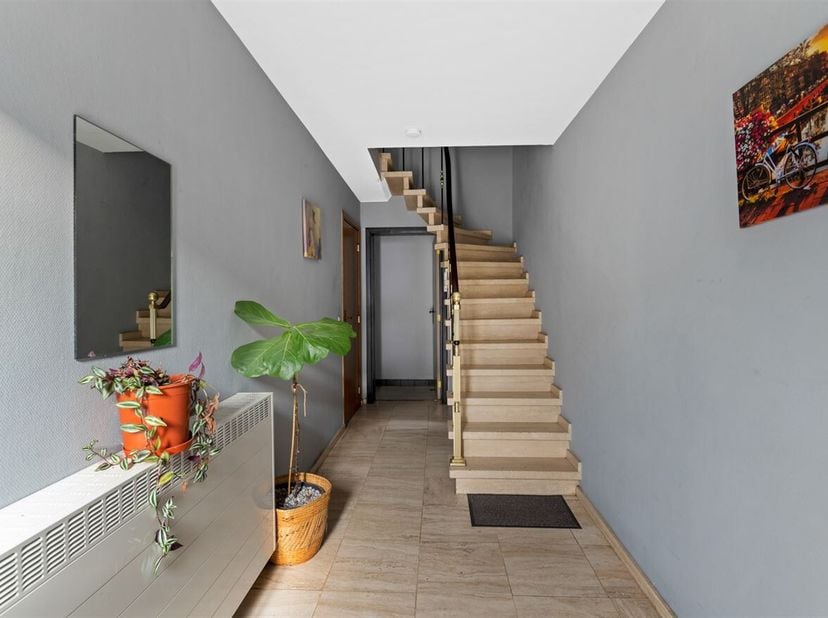Instapklaar appartement met studio en garage op topligging in Lier <br />
In een rustige woonwijk aan de Groeningelaan te Lier, vlak bij belangrijke i