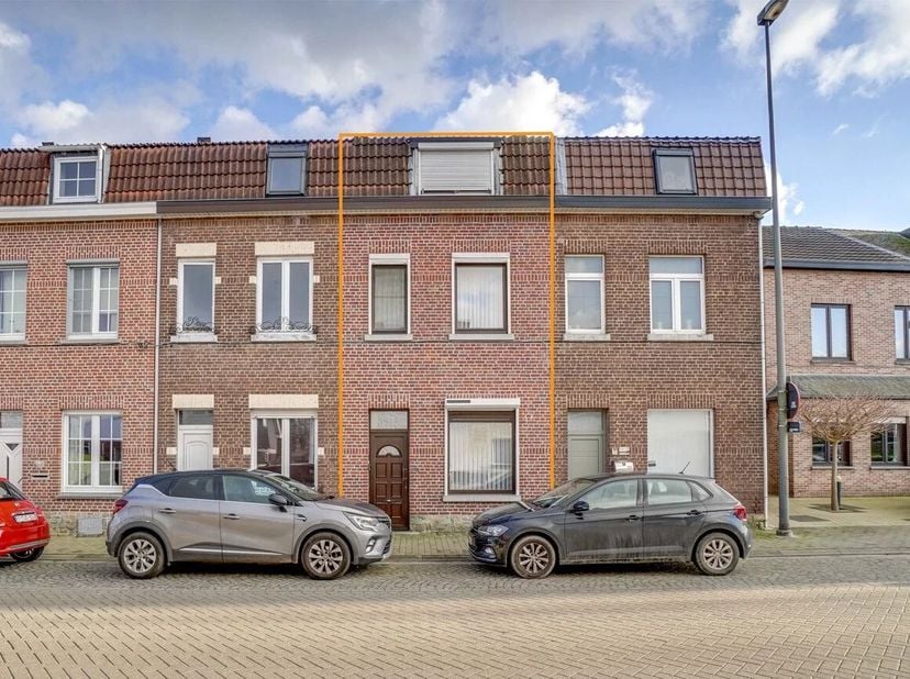 Deze ruime rijwoning aan de Koninksemsteenweg 154 in Tongeren biedt heel wat mogelijkheden voor gezinnen of kopers die op zoek zijn naar een woning me