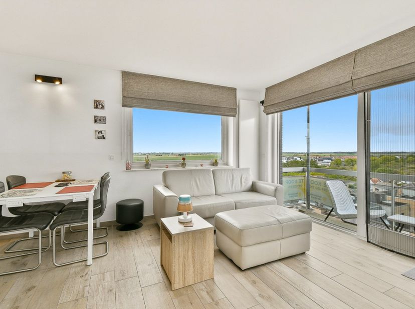 Dit charmante en bijzonder lichtrijke appartement bevindt zich op een unieke ligging aan de Zeedijk van Middelkerke en geniet van prachtige vergezicht