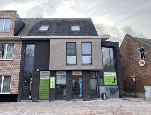                                         Handelsgelijkvloers te huur in Olen, € 1.150
