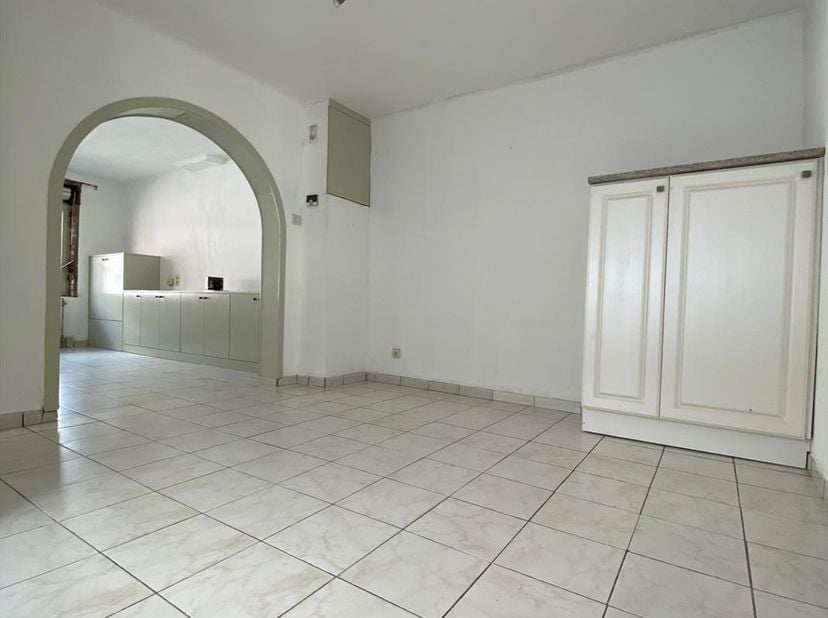 Deze woning bestaat uit: inkomhal - living - keuken - badkamer - toilet - wasplaas - terras - nachthal - 2 slaapkamers. <br />
<br />
De vermelde EPC-