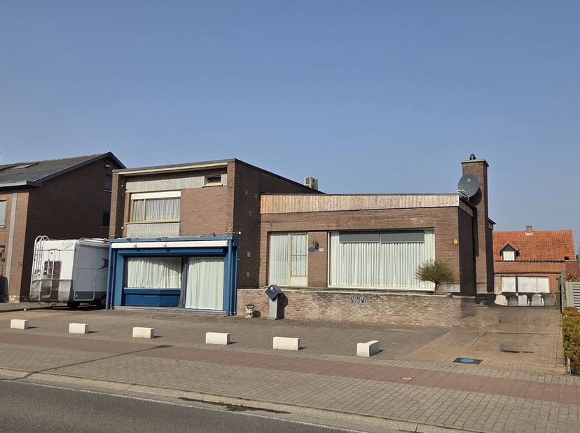 Bent u op zoek naar een ruime woning met aangebouwd magazijn, voormalige bakkerij, en garage bijgebouw dan is dit mogelijks uw droompand.<br />
Een wo