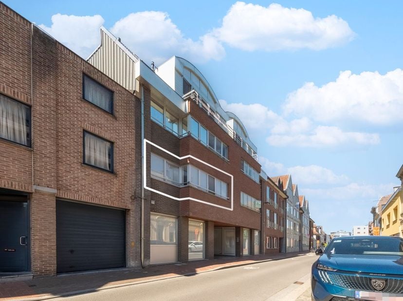 Dit appartement, inclusief garage, is gelegen in een kleine residentie (8 eenheden) in Roeselare-centrum. Het appartement is gelegen op het eerste ver
