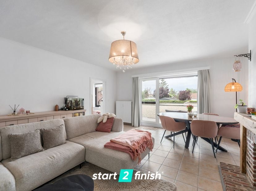 Welkom op de bezoekdag zaterdag 20/06 en woensdag 24/06 telkens op afspraak!<br />
Instapklaar goed onderhouden appartement met twee slaapkamers, ruim