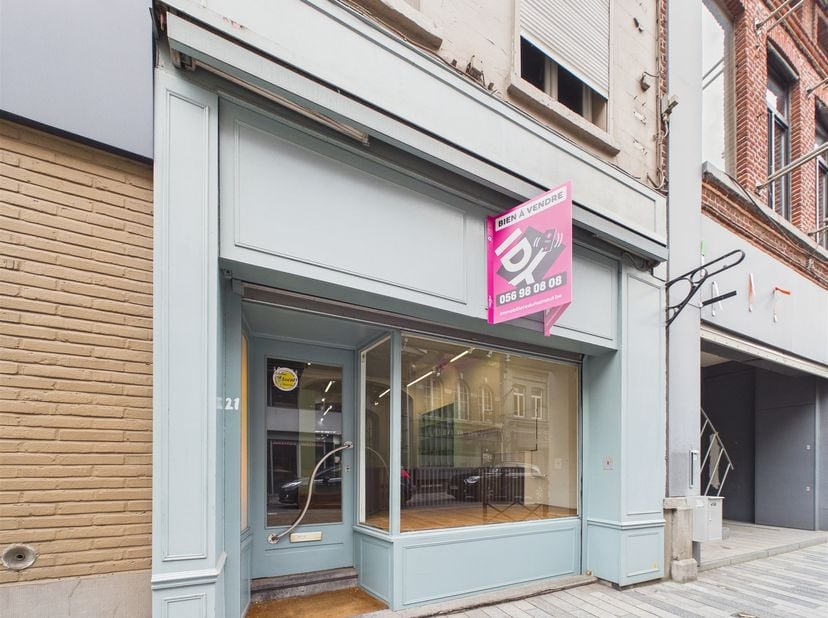 À vendre, en plein cœur vibrant de Mouscron, une maison de commerce au charme indéniable, nichée dans l’une des rues les plus dynamiques et passantes