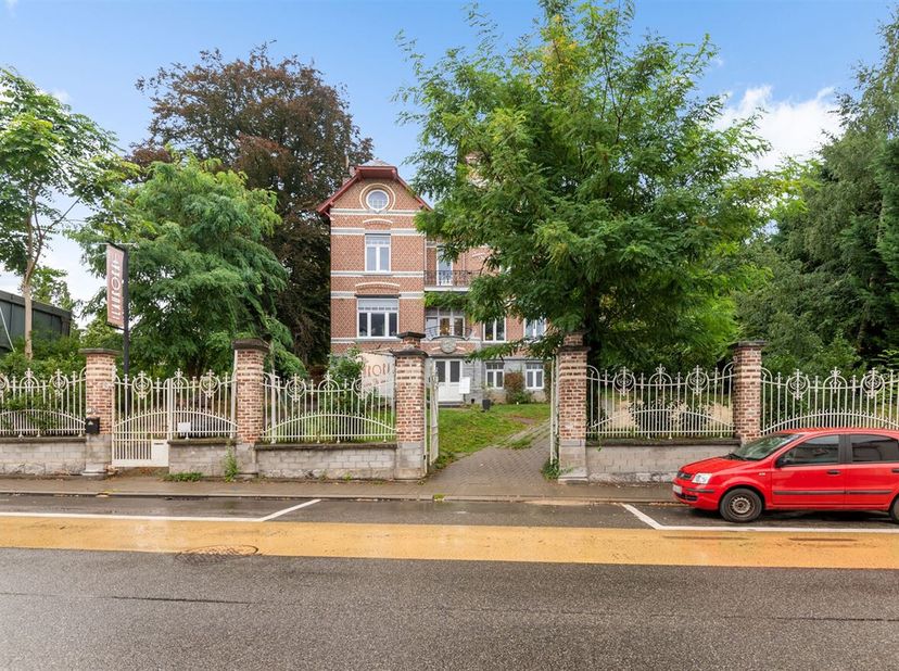 Deze exclusieve villa wordt aangeboden met een vanafprijs van €1.200.000. Biedingen vanaf deze prijs worden aan de eigenaar voorgelegd.<br />
Ligging<