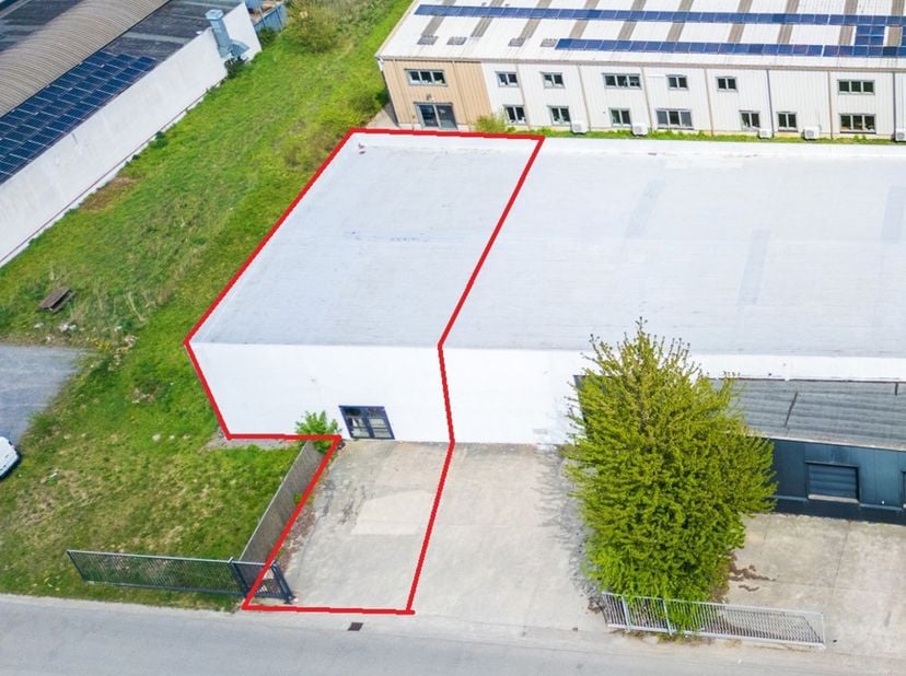 MIXTE LOGISTIQUE &amp;amp; ADMINISTRATIF DANS UN HUB ÉCONOMIQUE MAJEUR<br />
--&amp;gt; Entrepôt : 1600 m² + 300 m² mezzanine<br />
--&amp;gt; Bureaux : 250 m²<br