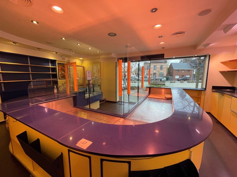 Ligging: Dit geweldig handelspand bevindt op een uitstekende locatie in het centrum van Leest<br />
<br />
Indeling: Inkom met automatische schuifde