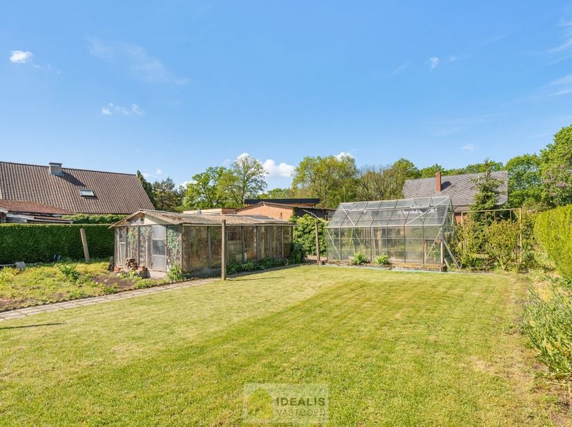 IDEALIS VASTGOED – Op te frissen eengezinswoning met 3 slaapkamers te Pelt (Lindel) mét bijhorend weiland. Deze woning omvat maar liefst +-148m² netto