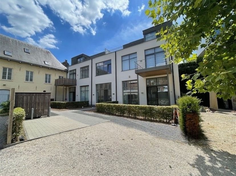 Bent u op zoek naar een uitmuntend, buitengewoon investeringspand op een unieke locatie, midden in de stad, maar toch erg rustgevend en mooi? Dan moge