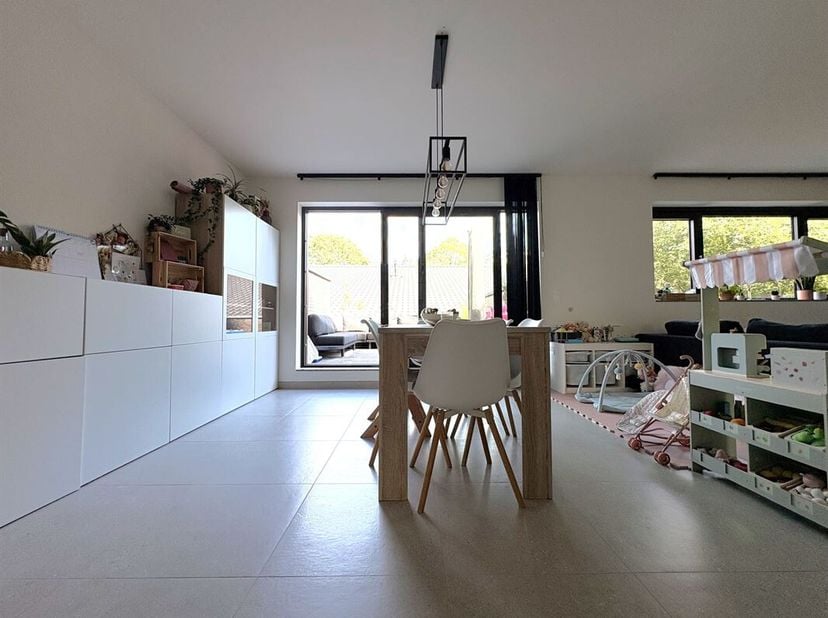 Recent duplex-appartement met groot terras, autostaanplaats en fietsenstalplaats<br />
Welkom in dit prachtig duplex-appartement, gelegen op een steen