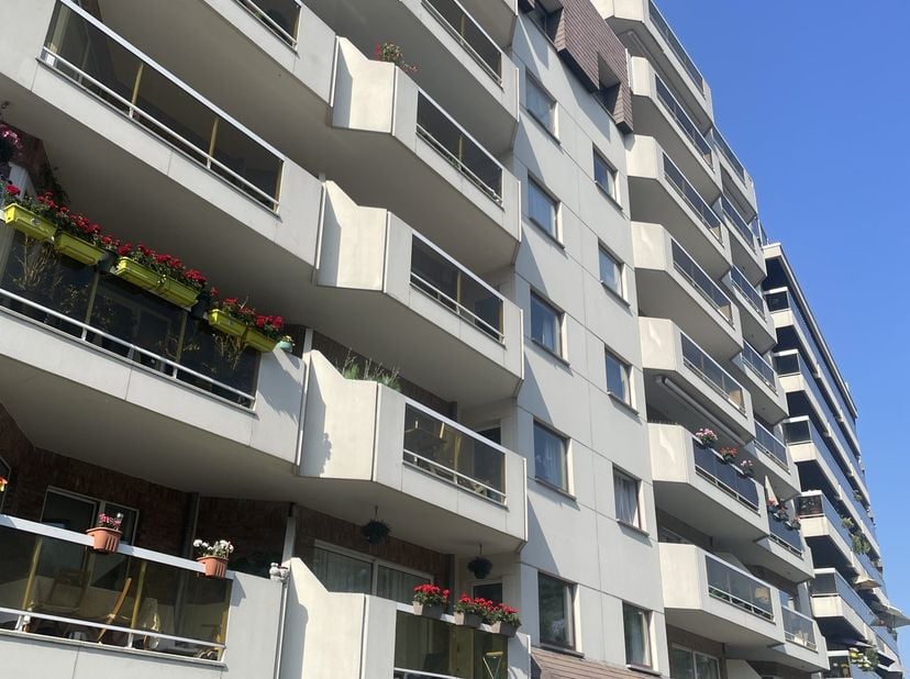 Op de Edmond Machtenslaan in Sint-Jans-Molenbeek bevindt zich dit bijzonder goed onderhouden appartement met twee grote slaapkamers.<br />
Het is gele