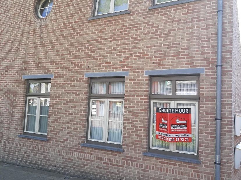 Ligging:<br />
Het appartement is gelegen nabij het centrum van Geel.<br />
Alle nodige faciliteiten (openbaar vervoer, winkels, scholen...) zijn goed