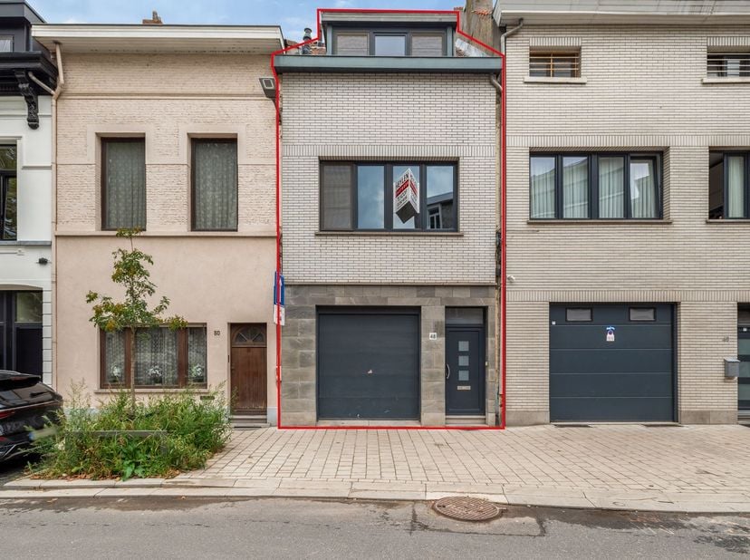 Ruime instapklare Bel-etage (156m² ref. EPC) 3 slaapkamers, stadskoer, ruim terras en inpandige garage nabij het nieuw zuid en markgravewijk!<br />