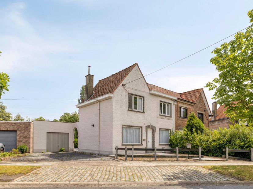 Woning met grote tuin, in rustige buurt. De woning heeft benden living, goed ingerichte eetkeuken, berging/wasplaats, toilet en een bureau. Er is ook