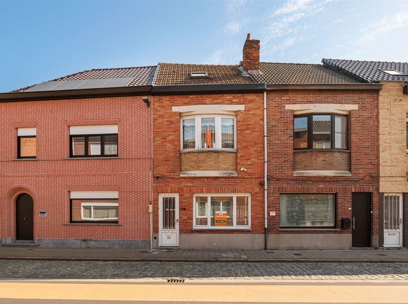 Leuke instapklare woning met tuin ,  inrit en  garage achteraan gelegen nabij het centrum van Oostakker. Deze woning beschikt op het gelijkvloers over