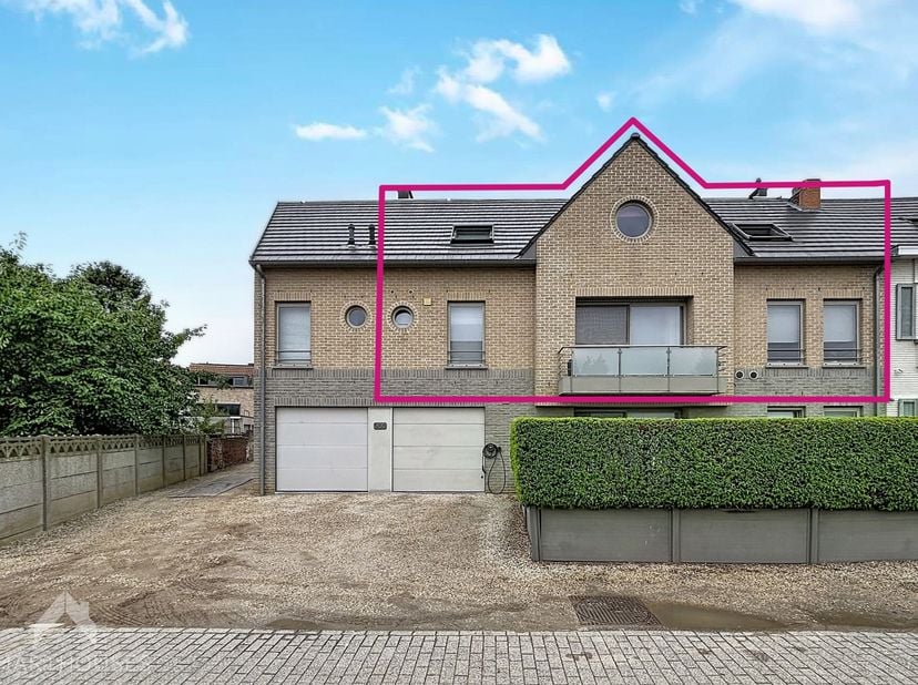 Op zoek naar een ruime duplex waar je meteen je eigen thuis van kan maken? Deze verrassend ruime woning combineert een praktische indeling met een uit