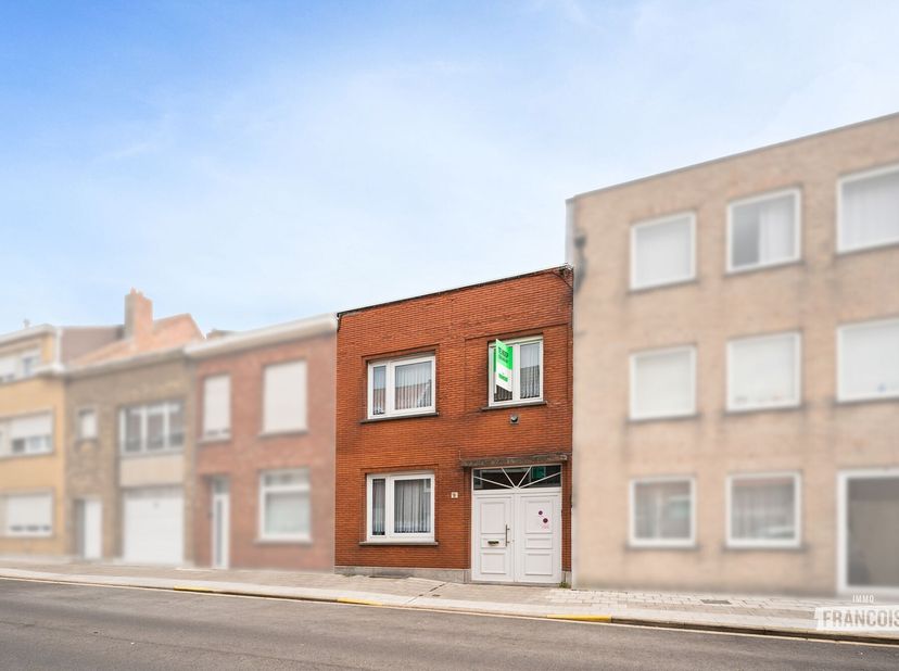 Ruimte, karakter en eindeloze mogelijkheden komen samen in deze verrassend ruime gezinswoning in de Ieperstraat, op een steenworp van de jachthaven va
