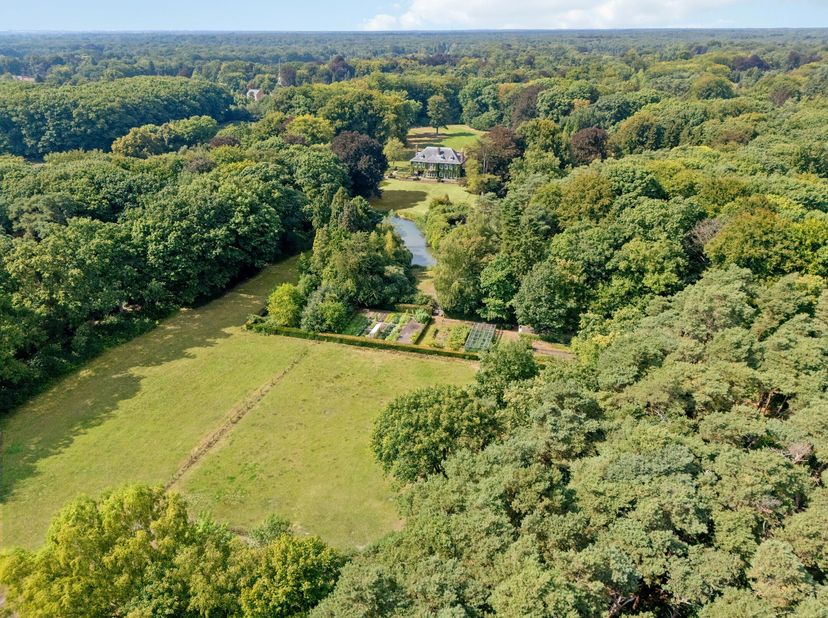 Te midden van een prachtig parklandschap, verscholen in rust en privacy, bevindt zich het uitzonderlijke domein Haezenveld te Kapellen. Oorspronkelijk