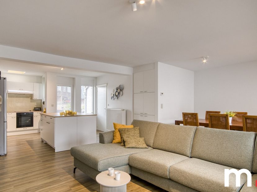 Bent u op zoek naar een ruime woning met hoogwaardige afwerking? Deze stijlvolle woning biedt alles wat u zoekt!<br />
Instapklaar en gebouwd met oog