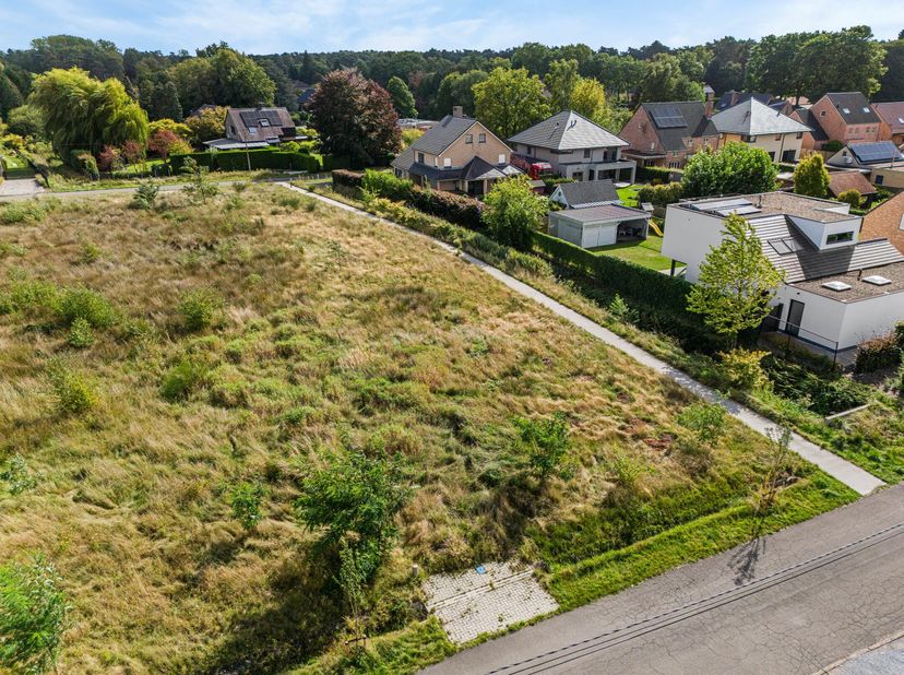 Terrain à bâtir dans un environnement calme et boisé d'une superficie de 760 m². Convient pour la construction d'une maison unifamiliale ouverte avec