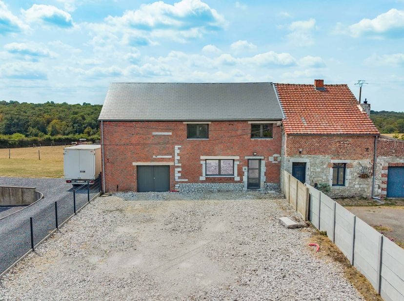 Easyhome Immobilier heeft het genoegen u deze prachtige halfopen bebouwing voor te stellen, volledig gerenoveerd in 2022 en ideaal gelegen in Sivry, m