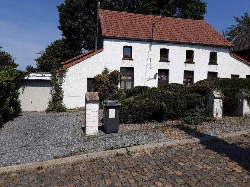 Fermette 4 façades avec garage et deux emplacements de parking extérieurs située dans un quartier tranquille de Hèze à faible circulation automobile.