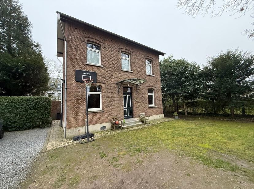 AALST - Charmant spoorweghuisje met zéér mooie tuin in centrum van Aalst!<br />
Deze karakteristieke woning typeert zich door de unieke ligging met ge