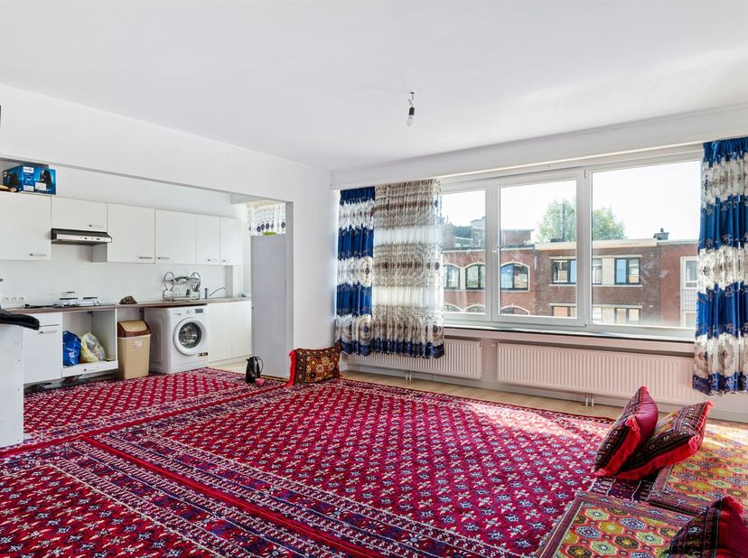 Ruim appartement met 2 slaapkamers en terras<br />
<br />
Dit appartement bevindt zich op de tweede verdieping van een kleinschalig gebouw, gelegen