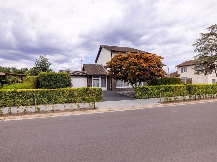 Te renoveren woning met 3 slaapkamers op een gunstige locatie te Houtvenne! <br />
Deze woning is gelegen in een groene, kindvriendelijke omgeving, ma