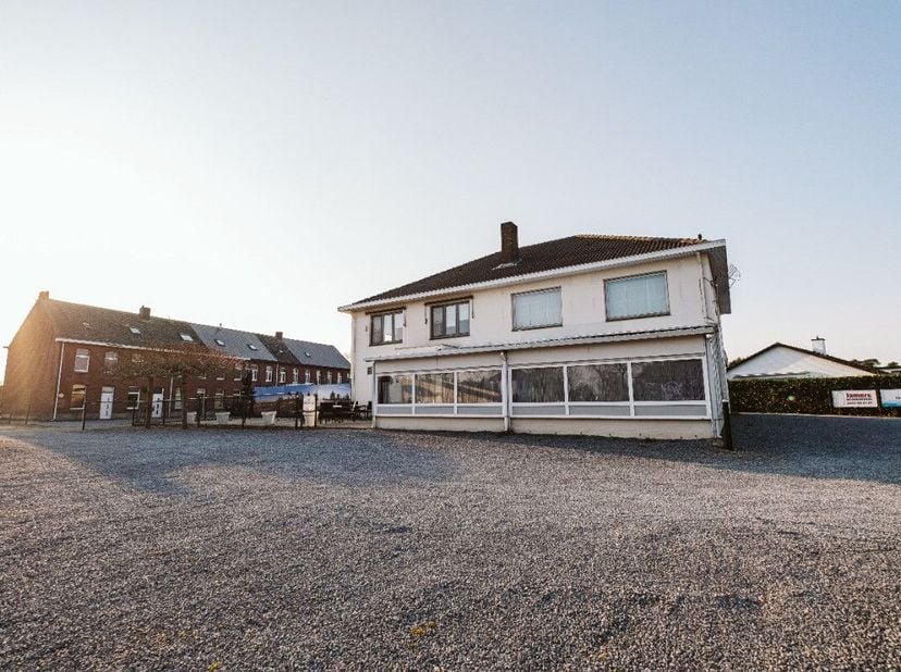 Goed draaiende horecazaak met appartement en alle voorzieningen. De horecazaak bestaat uit een combinatie van brasserie en frituur en is gelegen op ee