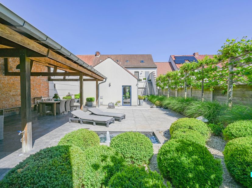 Nabij het centrum van Menen ligt deze uitzonderlijk ruime woning met 389 m² bewoonbare oppervlakte. De eigendom ontstond uit de samenvoeging van twee