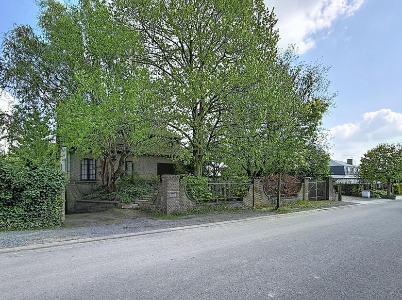 LOT 3: MAISON AVEC PARCELLE DE TERRAIN - <br />
<br />
Maison comprenant un hall d’entrée, un salon, une salle à manger, une cuisine, un garage, une c