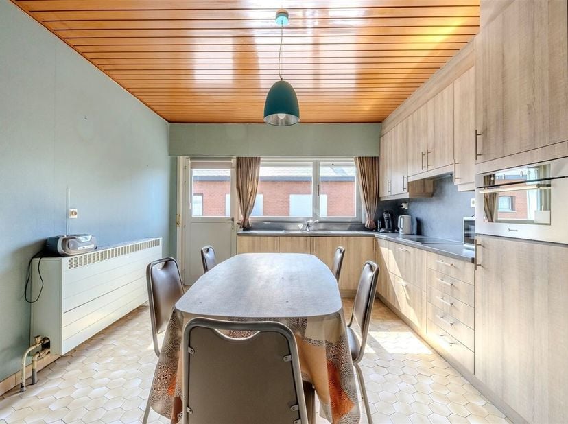 Laagbouwwoning met 3 slaapkamers op perceel van 700m².<br />
* Vrij bij akte !<br />
Indeling:<br />
- Kelder en kruipkelder;<br />
- Gelijkvloers: in