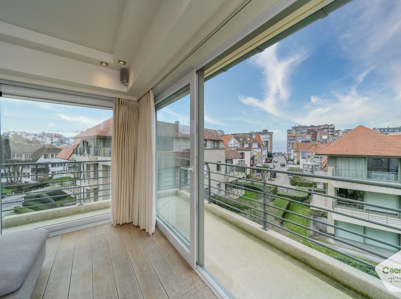 In een kleinschalige en huiselijke residentie (geen hoogbouw) bevindt zich dit prachtig, ruim en volledig zongericht hoekappartement met een open zich