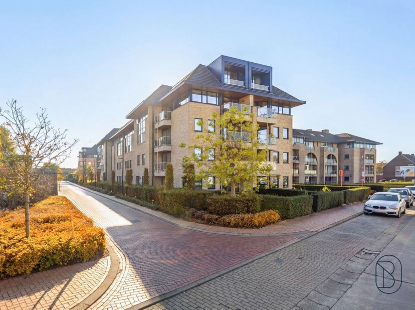 Ruim en verzorgd appartement met 3 slaapkamers, terras, garage en lift, gelegen in een aangename en vlot bereikbare omgeving. Dit appartement combinee