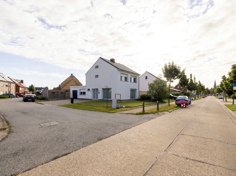 Ontdek deze grotendeels gerenoveerde woning met gezellige tuin gelegen aan de Heidestraat 2 in Rijkevorsel. Deze woning is gelegen in het rustige Sint
