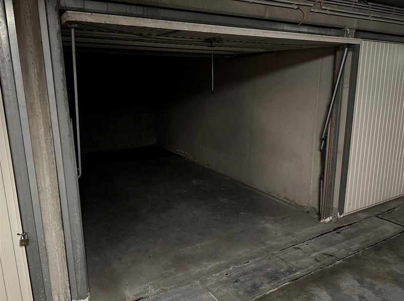 In het gebouw Residentie De Burcht Aalst bevindt  zich op de tweede verdieping onder de grond een ruime garage. <br />
De garage is voorzien van een s