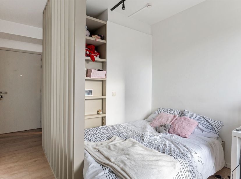 Moderne studentenkamer (16m²) met privé badkamer op toplocatie in hartje Antwerpen<br />
<br />
Ligging:<br />
Deze instapklare studentenkamer bevi