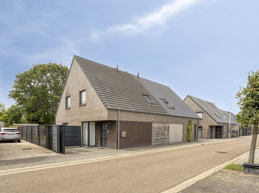 Deze halfopen woning met 3 slaapkamers bevindt zich in een rustige en kindvriendelijke verkaveling op fietsafstand van het centrum van Hasselt. Dankzi