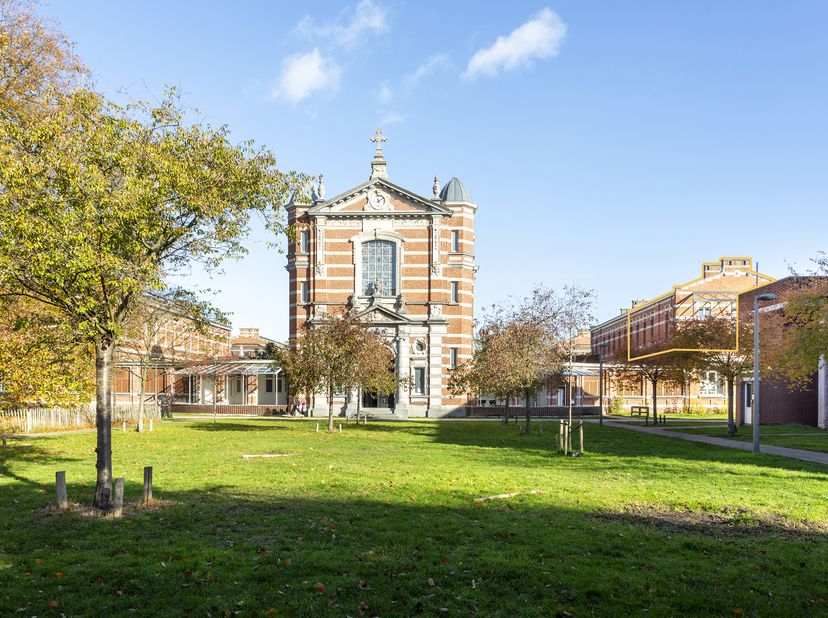 Loft exclusive dans le Groen Kwartier, sur le site de lancien Hôpital Militaire  une oasis de calme au cur de la ville, bénéficiant dune excellente ac