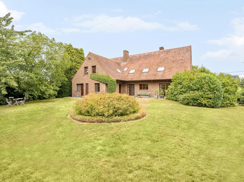 Sur un magnifique terrain de 19a 58ca se trouve cette villa rurale et économe en énergie avec une surface habitable impressionnante de 469 m². Cette é