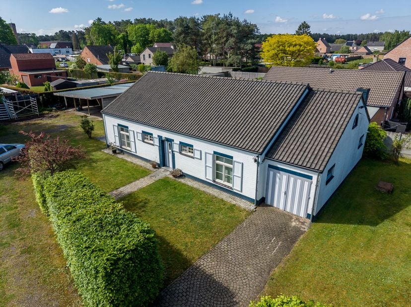 Prachtige gelijkvloerse hoeve-stijl met ruime zolder.<br />
We betreden deze hoeve via de inkomhal die ons langs de linkse zijde brengt in het leefged