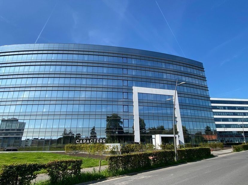 1150m² landschapskantoren in blok C fase II (ruimtes beschikbaar vanaf 160m²)<br />
Ligging: op zichtlocatie langs E40 (uitrit 9) in Erembodegem<br />